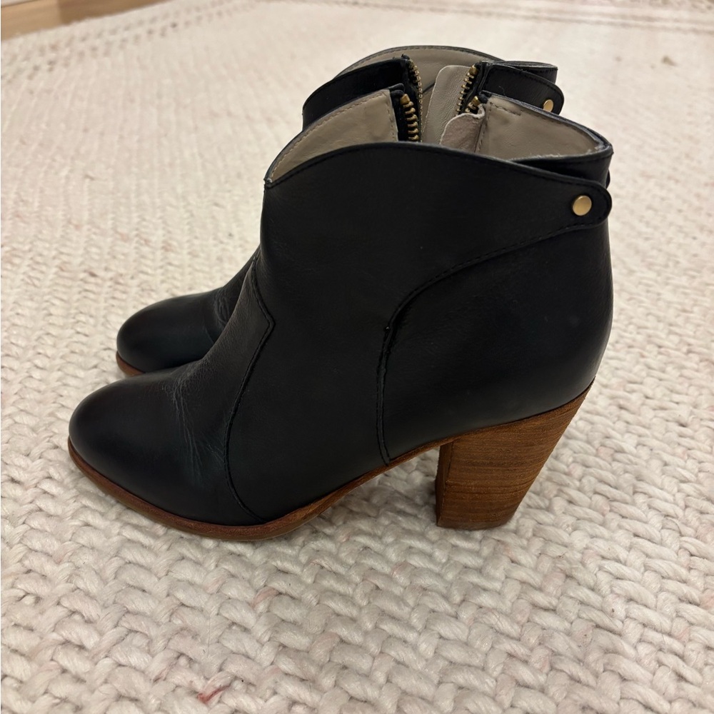Boden black leather Chelsea ankle boots. Size 39 (8/8.5)